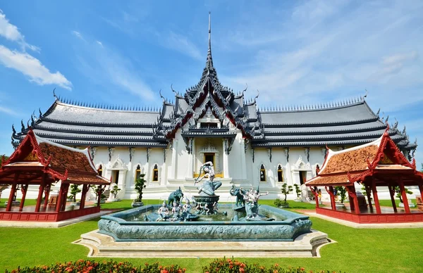 Beautiful palace in Thai style with a fountain in the courtyard — Stock Photo, Image