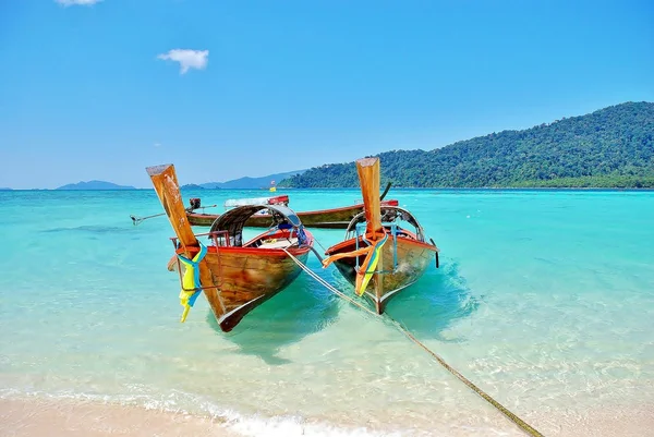 Zwei asiatische Albacore Boot im Paradies — Stockfoto