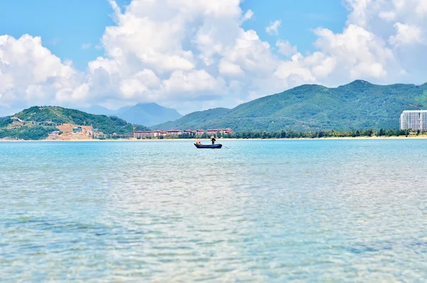 Montagna barca invaso e solitario in mare — Foto Stock