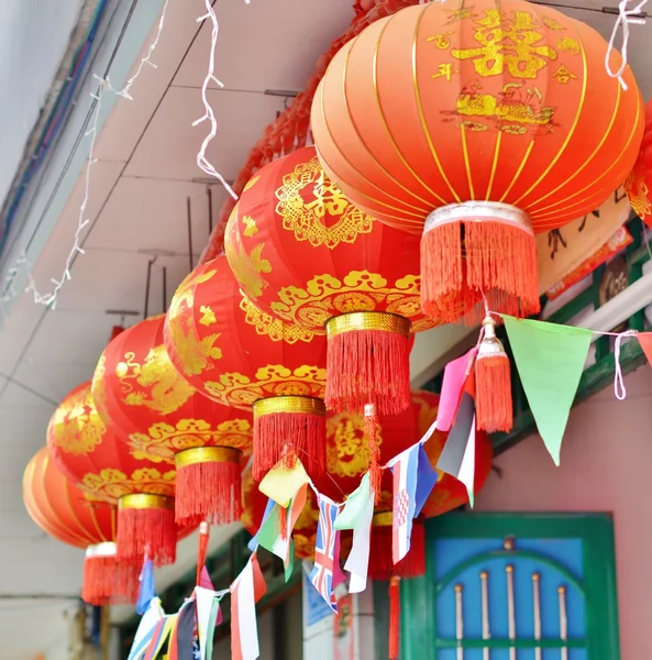 Çin fenerler ile dekore edilmiş güneşlik evi