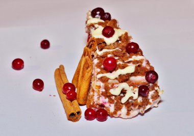 Kızılcık, beyaz krema ve tarçın sopa ile pasta