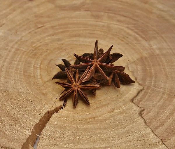 Bir avuç dolusu anason bir kesme bir ağaç üzerinde