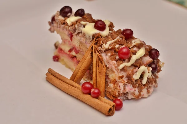 Kızılcık, beyaz krema ve tarçın sopa ile pasta