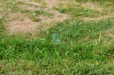 Sabun köpüğü yeşil ağaçlar bir arka plan üzerinde