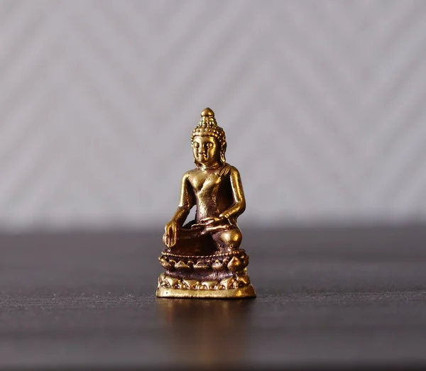 รูปปั้นทองเหลืองของพระพุทธเจ้า — ภาพถ่ายสต็อก