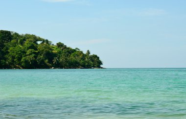 Deniz, gökyüzü ve orman Tri Trang Beach Phuket ile büyümüş dağlar görünümünü