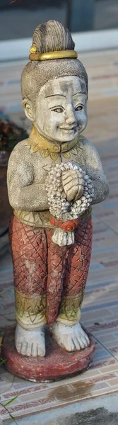 Skulptur kleines thailändisches Mädchen mit gefalteten Händen beim thailändischen Gruß — Stockfoto