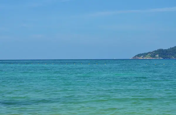 Uitzicht op de zee, de hemel en de bergen die begroeid met jungle Tri Trang Beach in Phuket — Stockfoto