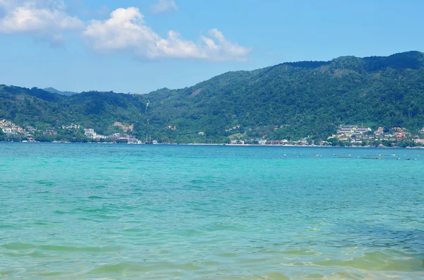 Vista do mar, céu e montanhas cobertas com selva Tri Trang Beach em Phuket — Fotografia de Stock