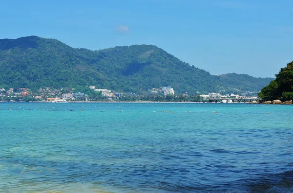 Utsikt över havet, himlen och bergen bevuxen med djungel Tri Trang Beach i Phuket — Stockfoto