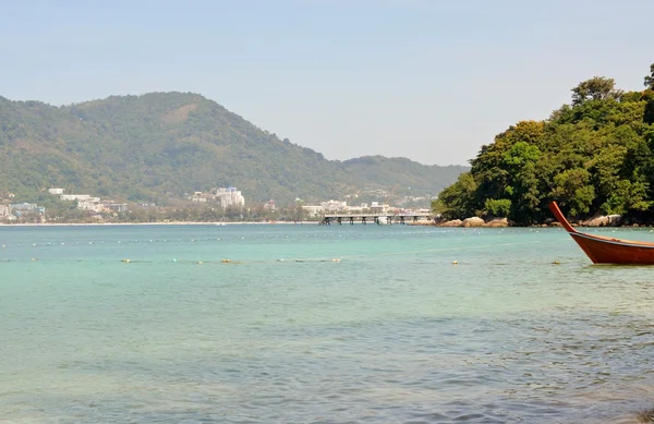 Deniz, gökyüzü ve orman Tri Trang Beach Phuket ile büyümüş dağlar görünümünü