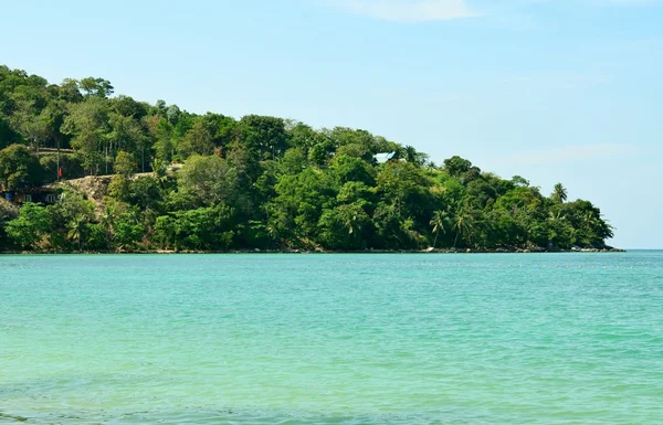 Deniz, gökyüzü ve orman Tri Trang Beach Phuket ile büyümüş dağlar görünümünü