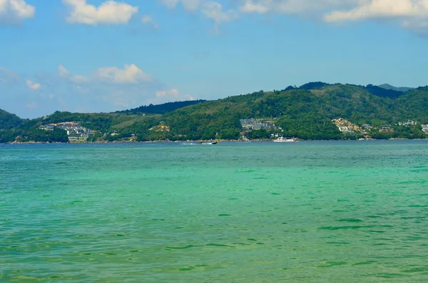 Nézd, a benőtt dzsungel Tri Trang Beach Phuket a hegyek és a tenger, ég — Stock Fotó