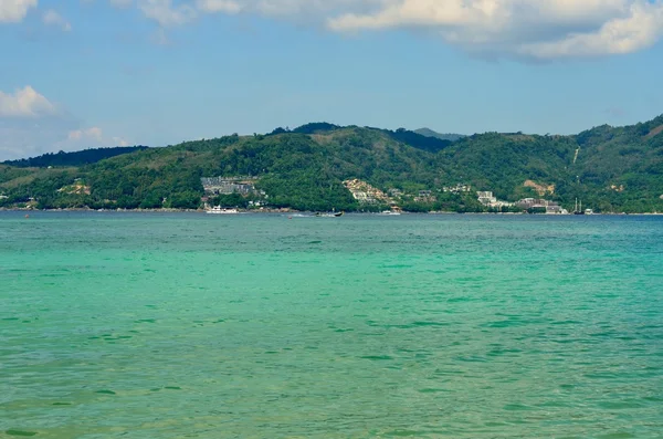 Utsikt över havet, himlen och bergen bevuxen med djungel Tri Trang Beach i Phuket — Stockfoto