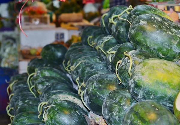 Vuile watermeloenen verkocht op de markt — Stockfoto