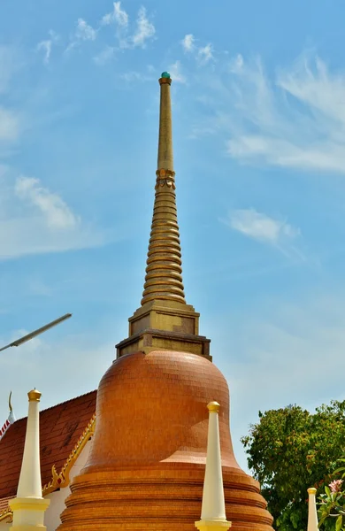 Wat Mongkol Nimit Tapınağı'nda stupa (chedi)