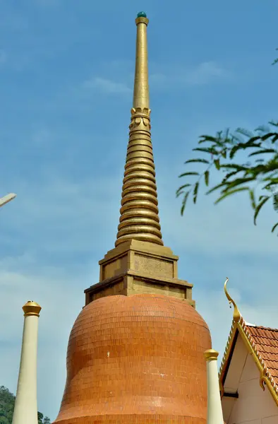 Stupa (chedi) at the temple Wat Mongkol Nimit — Stock Photo, Image