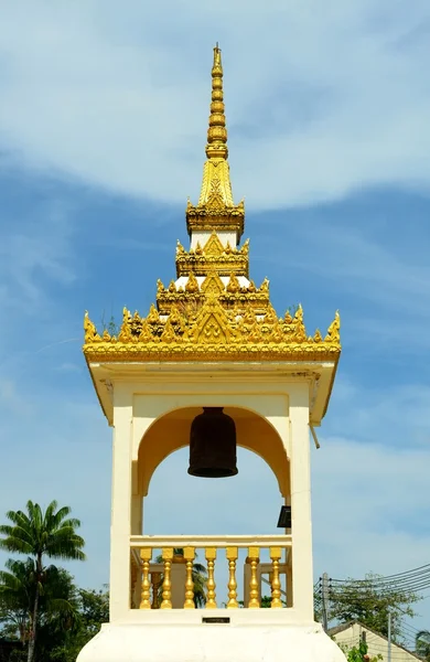 A small building with a bell on the territory of Wat Mongkol Nimit — Stock Photo, Image