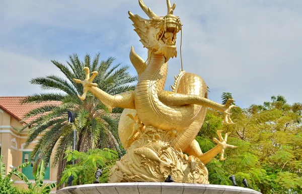 Statue of golden dragon in the Queen Sirikit Public Park in Phuket — Stock Photo, Image