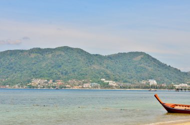 Deniz, gökyüzü ve orman Tri Trang Beach Phuket ile büyümüş dağlar görünümünü