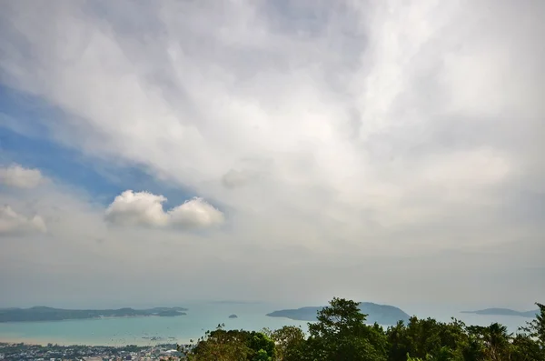 Deniz, dağlar ve Big Buddha Tapınağı yükseklikten evler güzel manzaralarını