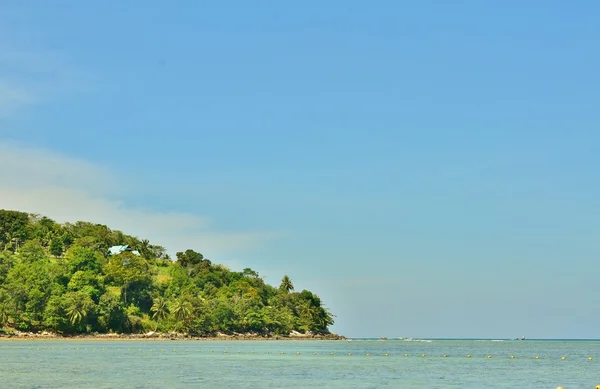 Θέα στη θάλασσα, ουρανός και βουνά, κατάφυτη με ζούγκλα παραλία Tri Trang σε Πουκέτ Πόλη — Φωτογραφία Αρχείου