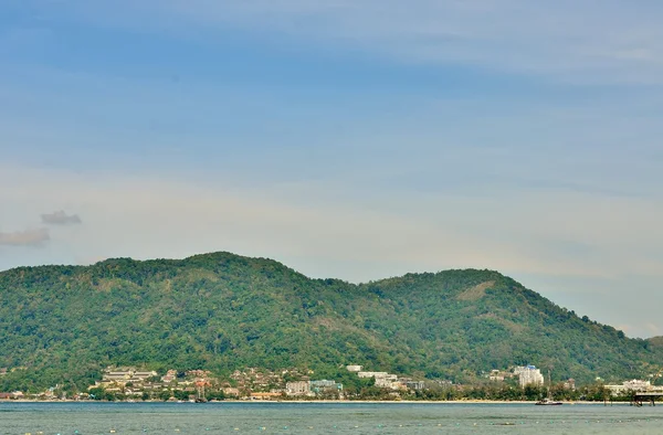 Blick auf Meer, Himmel und Berge mit Dschungel-Tri-Trang-Strand in Phuket — Stockfoto