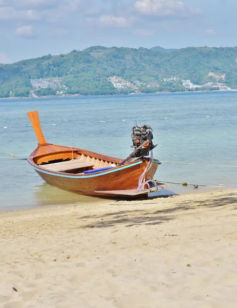 Thailändisches Boot am Strand vor der Kulisse von Meer und Bergen — Stockfoto