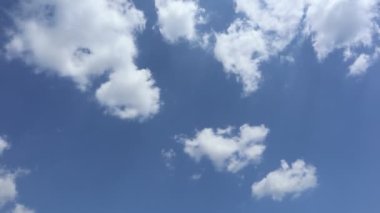 Mavi Gökyüzü Zaman Çizelgesinde Yumuşak Doğal Beyaz Bulutlar