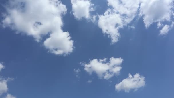 青い空の柔らかい自然の白い雲タイムラプス — ストック動画