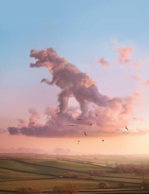 Dinozor Tyrannosaurus T Rex bulutu bir gün batımı akşamında havada süzülüyor. Pembe tüylü bulut konsepti. Görüntü.