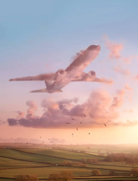 Eine Landschaft Sonnenuntergang Mit Rosafarbenen Flauschigen Wolken Form Eines Flugzeugs — Stockfoto