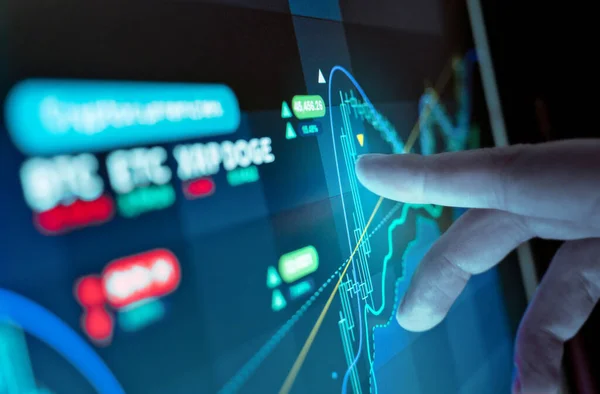 Een Man Die Virtuele Valutakoersen Analyseert Een Scherm Crytocurrency Investeringsachtergrond — Stockfoto