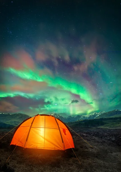 Camping UNder las auroras boreales —  Fotos de Stock