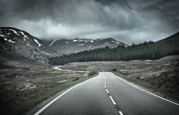 Route vers la chaîne de montagnes — Photo