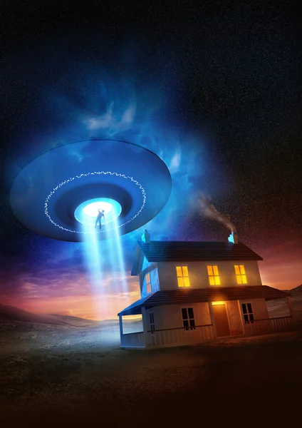 Een man in de buurt van zijn geïsoleerd huis ontvoerd door een Ufo. — Stockfoto