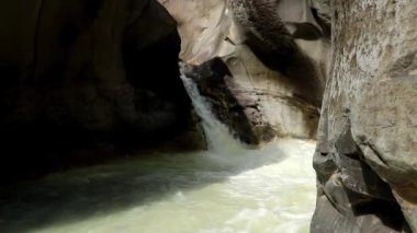 Mangku Sakti şelalesi yakınlarındaki sütlü maden suyuyla Kuda Sembareani Şelalesi, Lombok. Endonezya