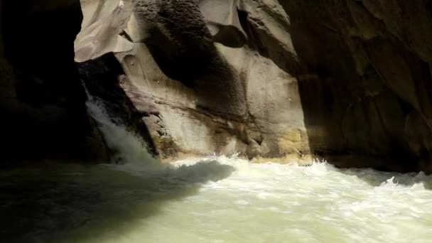 Cascade Kuda Sembareani avec de l'eau minérale laiteuse près de la cascade Mangku Sakti, Lombok. Indonésie — Video