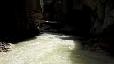 Rinjani volkanı kraterindeki Danau Segara Anak gölünden maden suyu akıyor. Süt rengi suyu olan bir nehir. Volkan kraterinden gelen sülfürik su. Yeşil gri renkli şelale