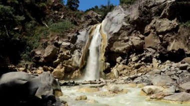 Mangku Sakti şelalesi, Lombok. Endonezya 'da. Yeşil gri renkli şelale. Volkan kraterinden gelen sülfürik su. Güzel şelale ve gri renkli nehir kayası