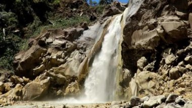 Mangku Sakti Şelalesi, Lombok, Endonezya. Rinjani volkanı kraterindeki Danau Segara Anak gölünden maden suyu akıyor. Süt rengi suların volkanik bir gölden aktığı nehir.