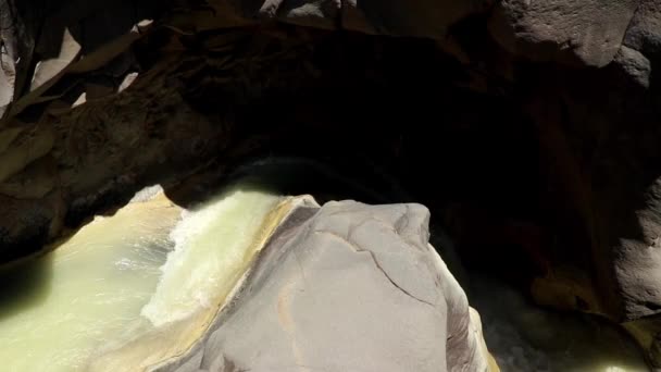 Мінеральна вода, що тече з озера Данау-Сегара-Анак у кратері вулкана Рінджані. Річка з молочно-кольоровою водою. Сірчана вода з кратера вулкана. Зеленуватий сірий водоспад. — стокове відео
