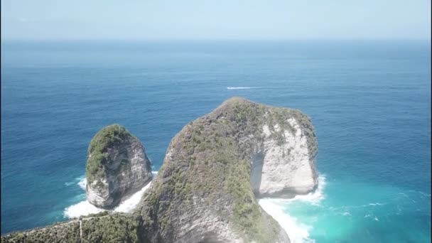 Vista aerea sul mare e sulle rocce. Sfondo acqua turchese dalla vista dall'alto. Il paesaggio marino estivo dall'aria. Spiaggia di Kelingking, Nusa Penida, Bali, Indonesia — Video Stock