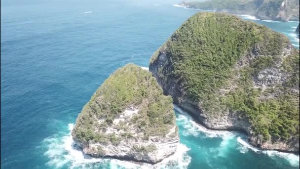 Αεροφωτογραφία στη θάλασσα και βράχια. Τυρκουάζ φόντο νερό από την κορυφή άποψη. Καλοκαίρι θαλασσογραφία από αέρα. Kelingking beach, Nusa Penida, Μπαλί, Ινδονησία — Αρχείο Βίντεο