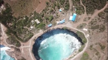 Bali 'de kayada büyük bir delik. Hava görüntüsü. Nusa Penida, Endonezya. Rüya Diyarı Sahili, Bali, Endonezya. Seyahat zamanı. Rahatla, yaz tatili. 4k video