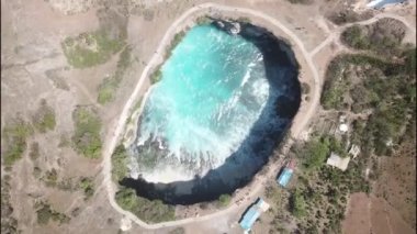Bali 'de kayada büyük bir delik. Hava görüntüsü. Nusa Penida, Endonezya. Rüya Diyarı Sahili, Bali, Endonezya. Seyahat zamanı. Rahatla, yaz tatili. 4k video