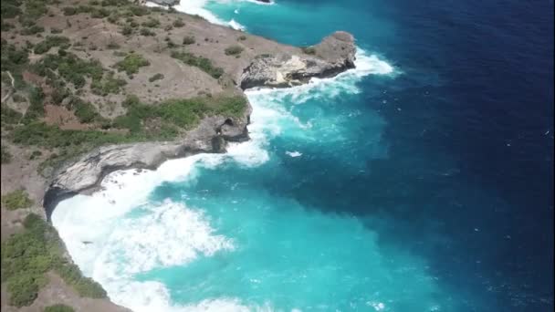 Onde si schianta sotto la scogliera della spiaggia rotta. Enorme uragano Onde Crash Into Cliffs vista aerea, Nusa Penida, Indonesia — Video Stock