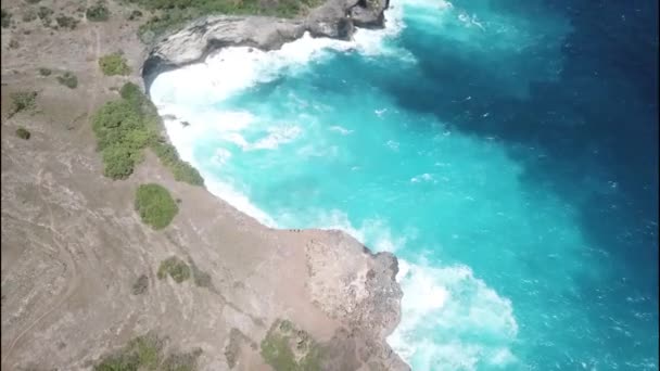 Onde si schianta sotto la scogliera della spiaggia rotta. Enorme uragano Onde Crash Into Cliffs vista aerea, Nusa Penida, Indonesia — Video Stock