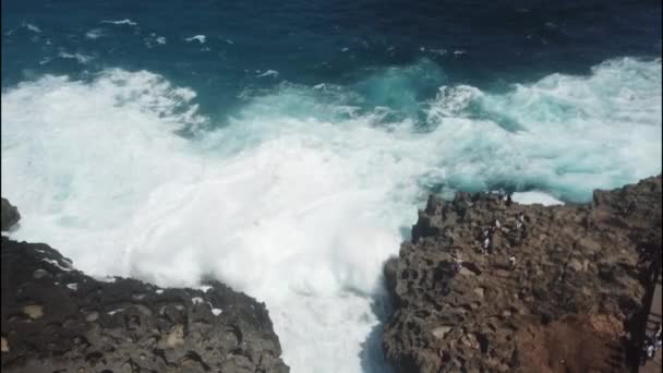 Flygfoto av Angel Billabong eller Brutna stranden med stora vågor, kristallklart hav och klippa i Nusa Penida, Bali, Indonesien — Stockvideo