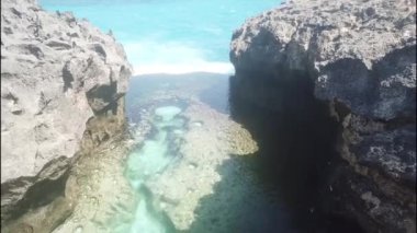 Melekler Billabong, Nusa Penida, Bali, Endonezya 'daki doğal havuz. BAILI, İNDONEZYA - 15 Şubat 2020. Hava Görünümü 4K
